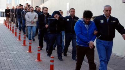 أنقرة تعتقل نحو ألف شخص للاشتباه بانتمائهم إلى حركة غولن 