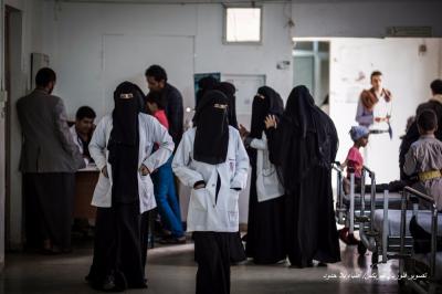 أطباء بلاحدود .. الطواقم الصحية الحكومية تنقذ حياة اليمنيين ولكنها لا تتلقى رواتبها في بلد مزقتها الحرب 