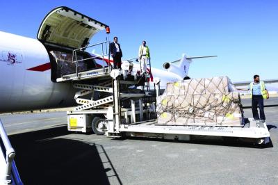 وصول طائرة شحن لليونيسيف الى مطار صنعاء الدولي 