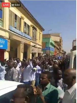  - تظاهر المئات من  السودانيين الذين يعانوا من فاقة الجوع الناتجة عن تدهور الاوضاع الاقتصادية وارتفاع الاسعار الثلاثاء بالعاصمة الخرطوم.