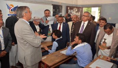 رئيس الوزراء في حكومة الانقاذ يدشن اختبارات الثانوية العامة بأمانة العاصمة والمحافظات